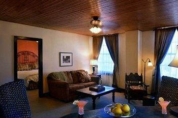 The Holland Hotel