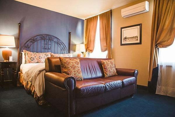 The Holland Hotel